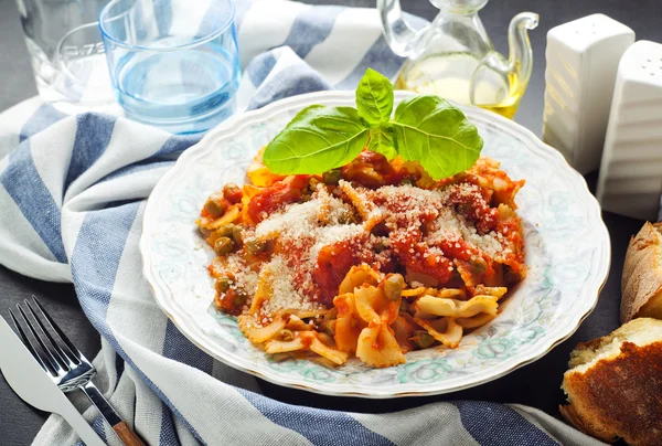 Pasta con salsa de tomate y judías verdes en la mesa. comida vegetariana saludable —  Fotos de Stock