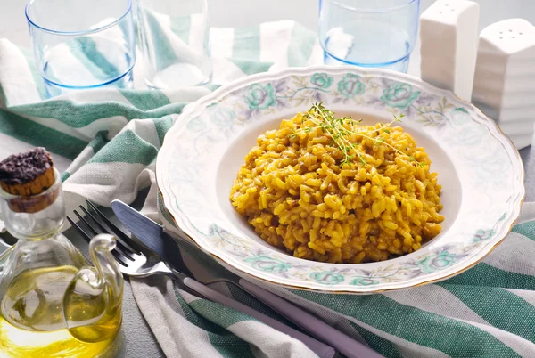 Risotto alla milanese con zafferano. Cibo italiano sano — Foto Stock