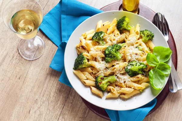 Ensalada de pasta con brócoli y queso parmesano. con vino blanco  . —  Fotos de Stock