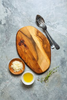 güzel ahşap tahta, zeytin yağı ve rendelenmiş Parmesan hizmet veren