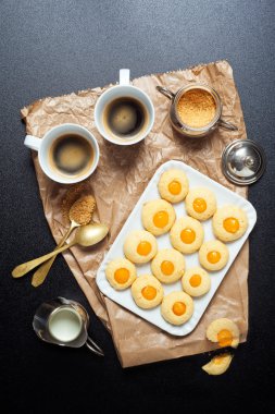 Kahve Kupası üstten görünüm ve kurabiyeler. Kahve molası 