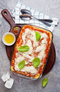 Klasik vejetaryen lazanya gri taş zemin üzerine