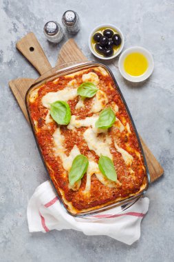 Klasik vejetaryen lazanya gri taş zemin üzerine