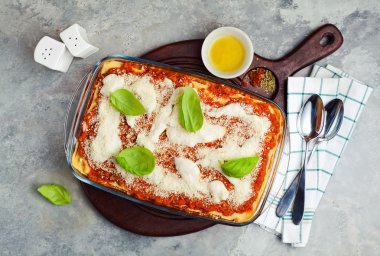 fesleğen Reaply ile tepesinde sos bolognese soslu lazanya yemek