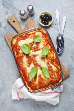 fesleğen Reaply ile tepesinde sos bolognese soslu lazanya yemek