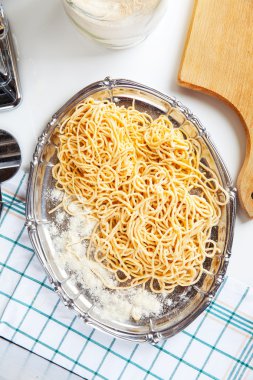 Masanın üzerinde ham taze ev yapımı makarna