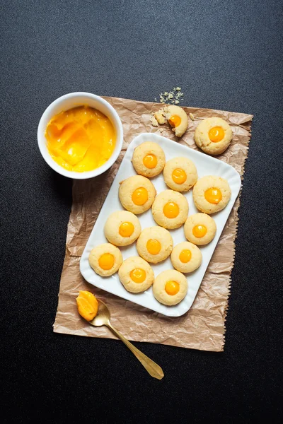 Homemade biscuits with lemon cream — Stock Photo, Image