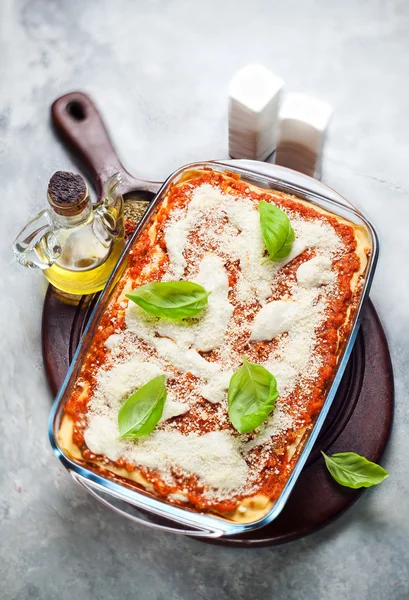 Lasagne vegetariane classiche su fondo grigio in pietra — Foto Stock