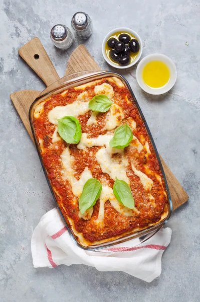 Klasik vejetaryen lazanya gri taş zemin üzerine