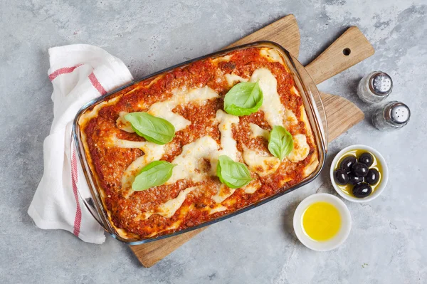 Primo piano di una tradizionale lasagna con sugo bolognese — Foto Stock