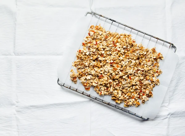 Preparação de granola. em uma assadeira para forno — Fotografia de Stock