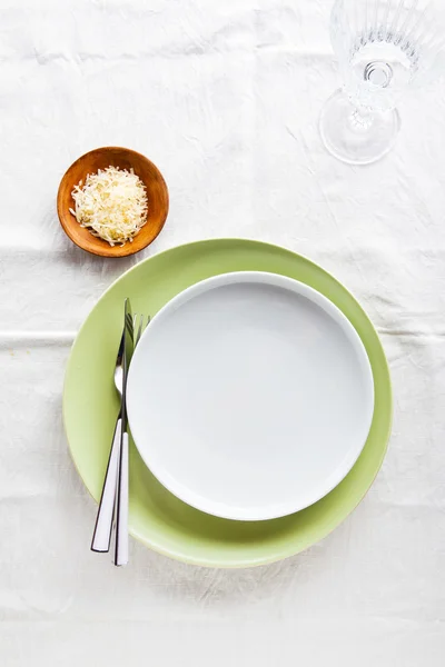 Leere Teller auf einer Tischdecke in einem Restaurant. Mittagessen, Frühstück, — Stockfoto