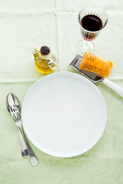 Lege platen op een tafelkleed in een restaurant. lunch, Ontbijt, — Stockfoto