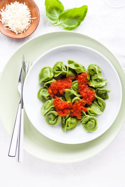 Klassieke huisgemaakte Italiaanse ravioli met spinazie en ricotta, sprin — Stockfoto