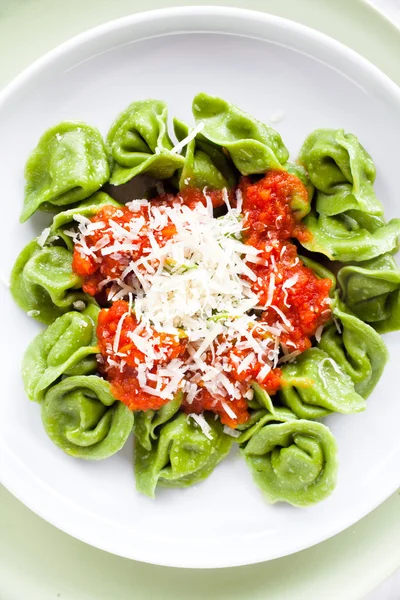 Klassieke huisgemaakte Italiaanse ravioli met spinazie en ricotta, sprin — Stockfoto