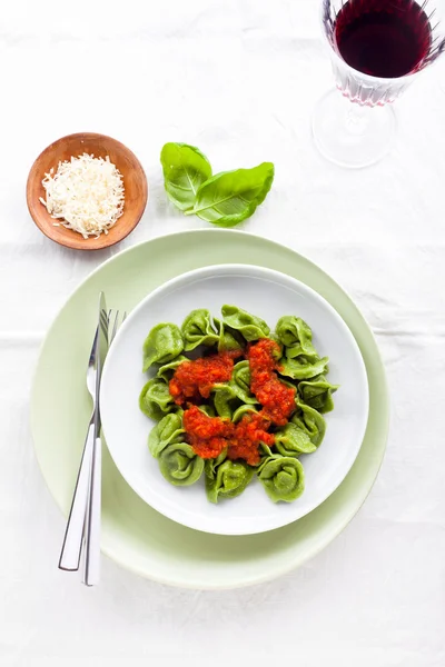 Schotel met Italiaans eten, ravioli of tortelli op tafel. kaas — Stockfoto