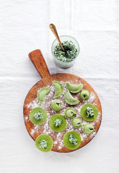 Machen Ravioli und ihre verschiedenen Formen. Ravioli, Tortellini, Rav — Stockfoto