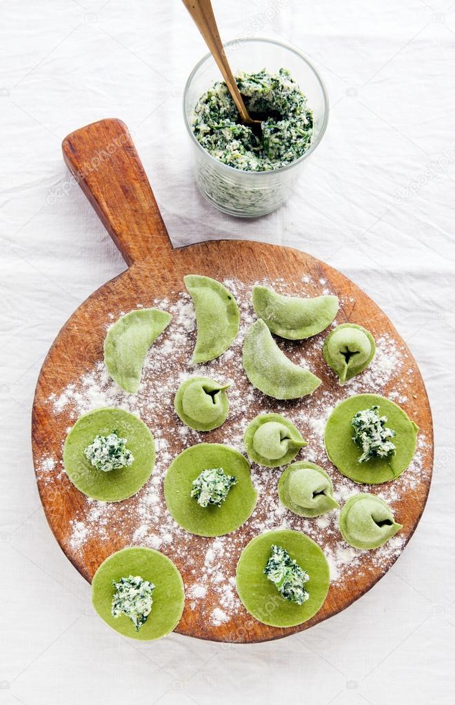 groene gevulde pasta. verschillende soorten gevulde pasta