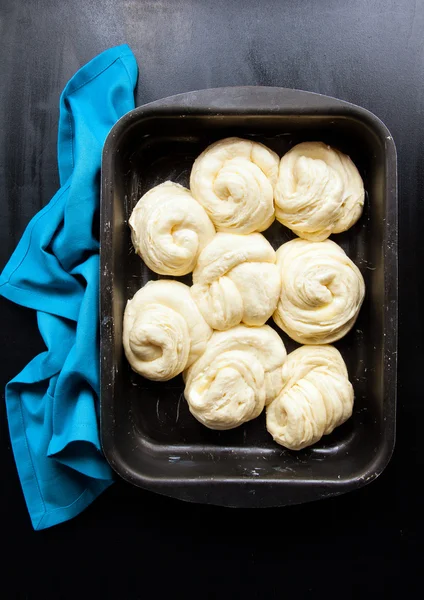 Pão de massa crua. rola pães. pronto para ser cozido no forno — Fotografia de Stock