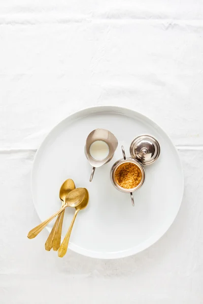 Серебристый винтажный набор для кофе или чая. сахарная чаша, молочный кувшин и г — стоковое фото