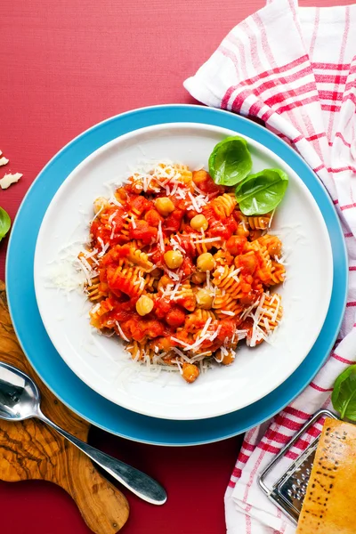 Sana pasta italiana con pomodori e legumi, parmigiano — Foto Stock