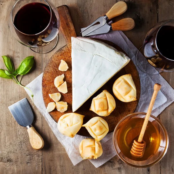 Cheese plate Assortment of various types of cheese and honey on — Stock Photo, Image