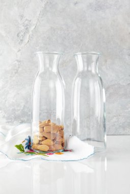 Badem için güler yüzlü bir şişe. yemek kahvaltı