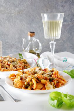 Yeşil bezelye ve beyaz şarap ile makarna