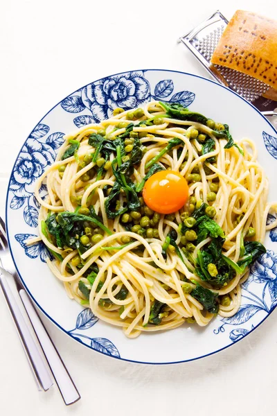 Italian pasta carbonara. vegetarian style with spinach and peas. — Stock Photo, Image