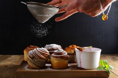 serpin pudra şekeri tatlı alır. sabah kahvaltı