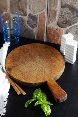 kesme tahtası masanın üzerinde. gözlük ve fesleğen yaprakları. Akşam yemeği tim