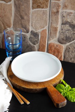 bir tabağa tablo, fesleğen yaprakları ve gözlük. Yemek vakti