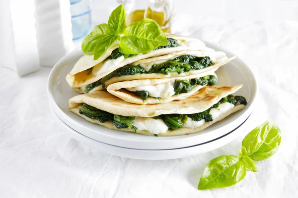 Ispanak ve mozzarella ile piadina. İtalyan sağlıklı snack. Viyadükler