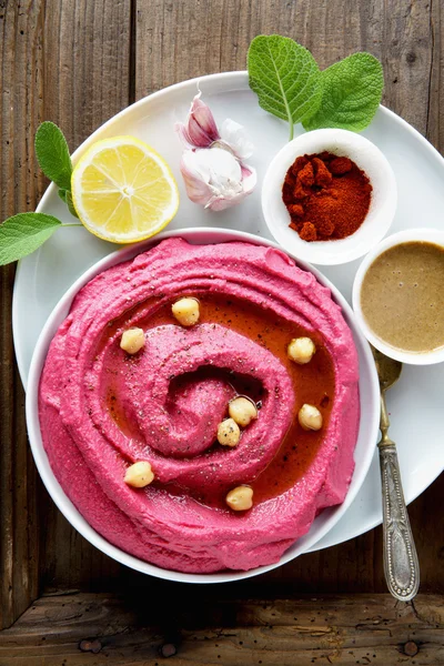 pancar humus ve baharat ahşap bir masa üzerinde