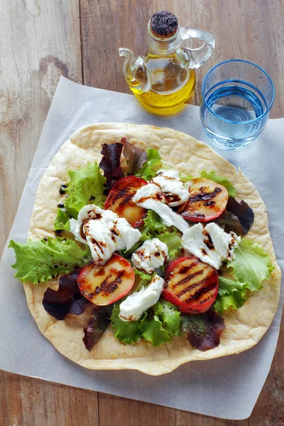 Caprese-Salat mit frischem Salat, Mozzarella und Pfirsichen — Stockfoto