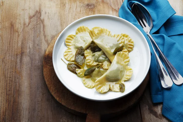 ıspanak ravioli ricotta ahşap bir masa üzerinde bir kase ile. rustik