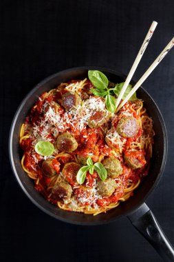 Spagetti ve mercimek, patates ve che vejetaryen köfte