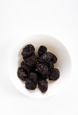 Beyaz bir arka plan üzerinde kase kuru erik