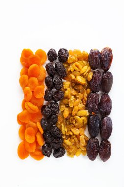kurutulmuş beyaz arka plan üzerinde izole meyve. tarihler, Kuru üzüm, Kuru 
