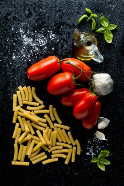 siyah misketi sitesinde maddeler: olgun domates, zeytin yağı ve garl