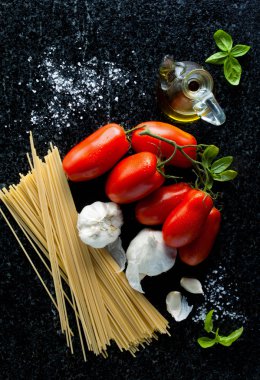 siyah misketi sitesinde maddeler: olgun domates, zeytin yağı ve garl