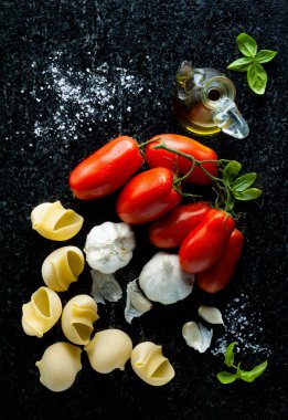 siyah misketi sitesinde maddeler: olgun domates, zeytin yağı ve garl