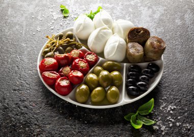 meze tepsisi, yeşil zeytin, Siyah Zeytin, Kapari, buffalo mo