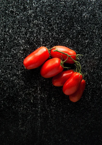 Siyah Mermer üzerinde olgun domates