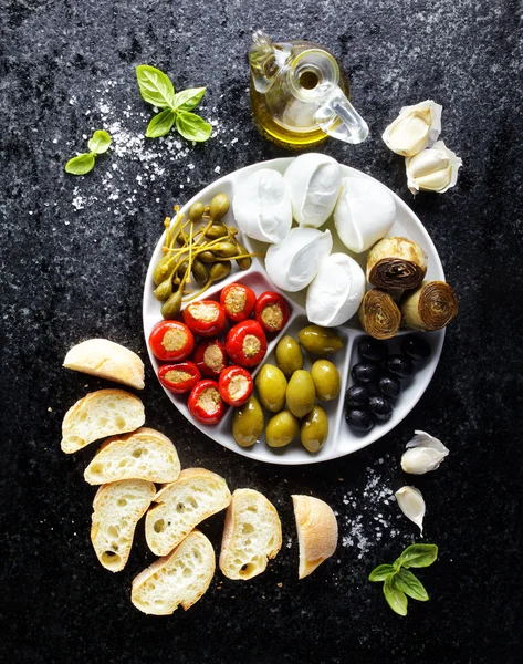 Pletter aperitivo de aceitunas verdes, aceitunas negras, alcaparras, búfalo —  Fotos de Stock