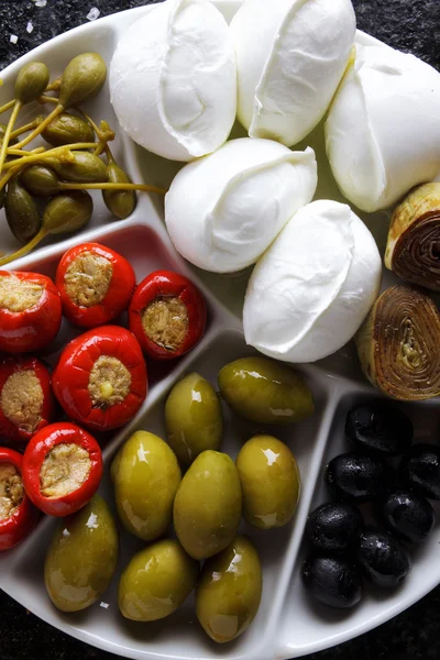 Pletter aperitivo de aceitunas verdes, aceitunas negras, alcaparras, búfalo —  Fotos de Stock