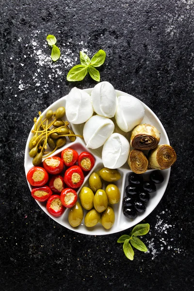 开胃菜盘的青橄榄，黑橄榄，水瓜榴，水牛莫 — 图库照片