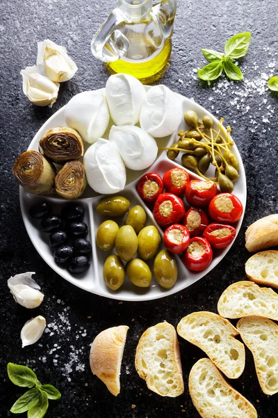 Canapés de verde oliva, aceitunas negras, alcaparras, mozzare de búfalo —  Fotos de Stock