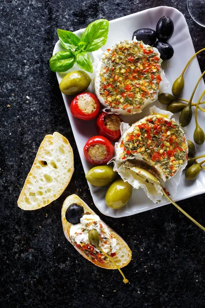 Grüne Oliven, schwarze Oliven, Kapern, Büffelmozzarella, Artischocke — Stockfoto