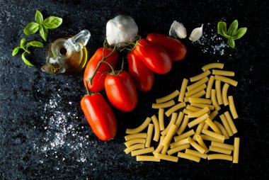 siyah misketi sitesinde maddeler: olgun domates, zeytin yağı ve garl